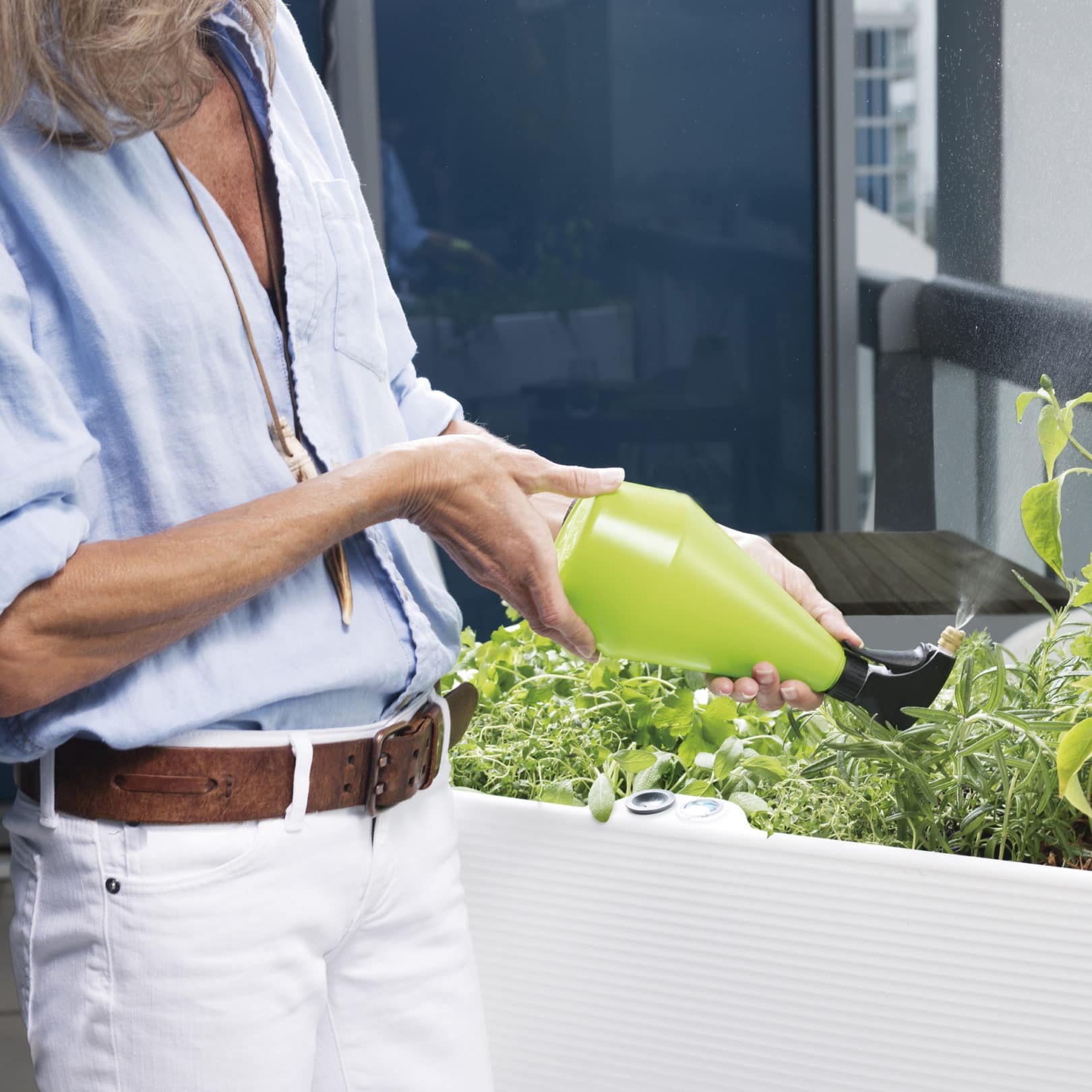 balcony with energy pro pressure sprayer 360 and small nest planter